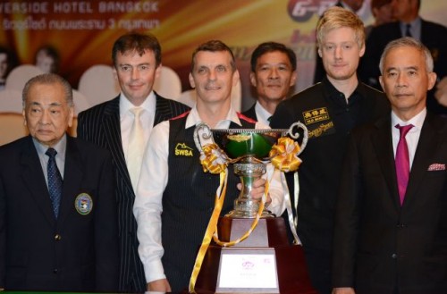 (c) Worldsnooker De winnaar van het WK 6-reds 2012 Mark Davis en runner-up Neil Robertson
