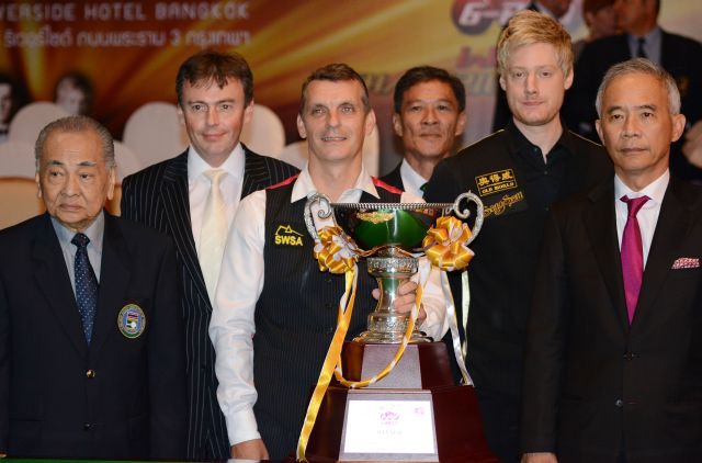 (c) Worldsnooker De winnaar van het WK 6-reds 2012 Mark Davis en runner-up Neil Robertson